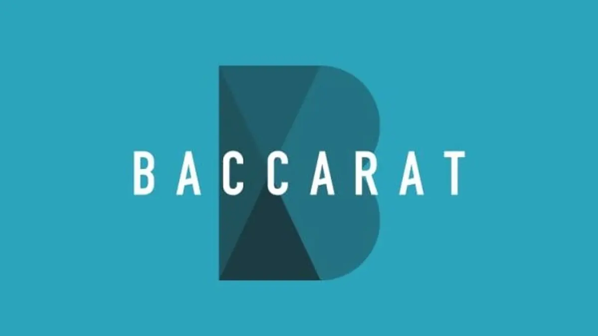 Mesa de Baccarat virtual com cartas e fichas de aposta
