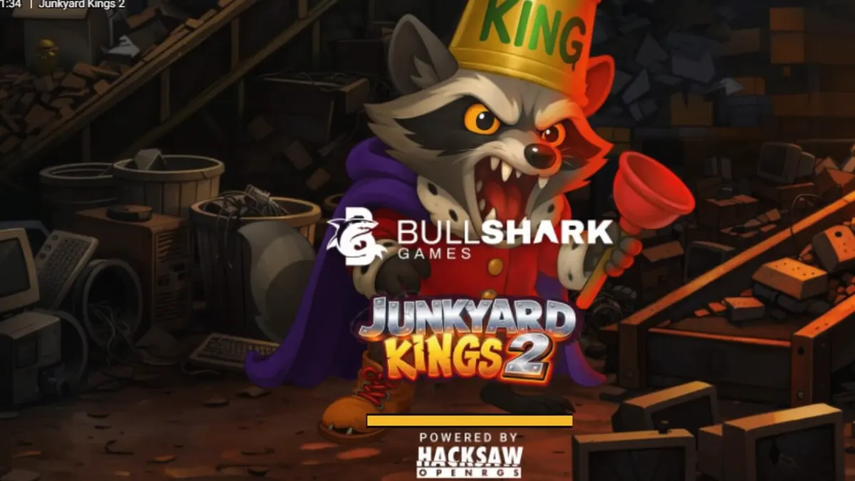 Tela de jogo do slot Junkyard Kings 2 com símbolos de tesouros e guaxinins
